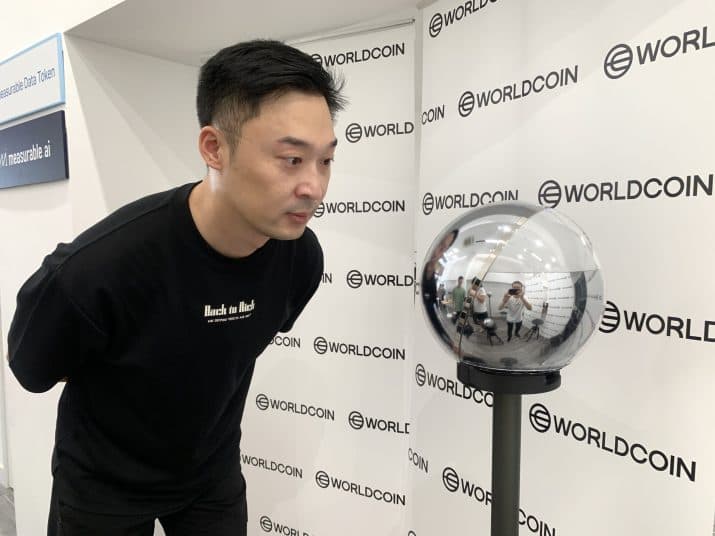 Worldcoin Cae un 10% Aunque Sam Altman Reafirma Su Tecnología de Identificación Humana
