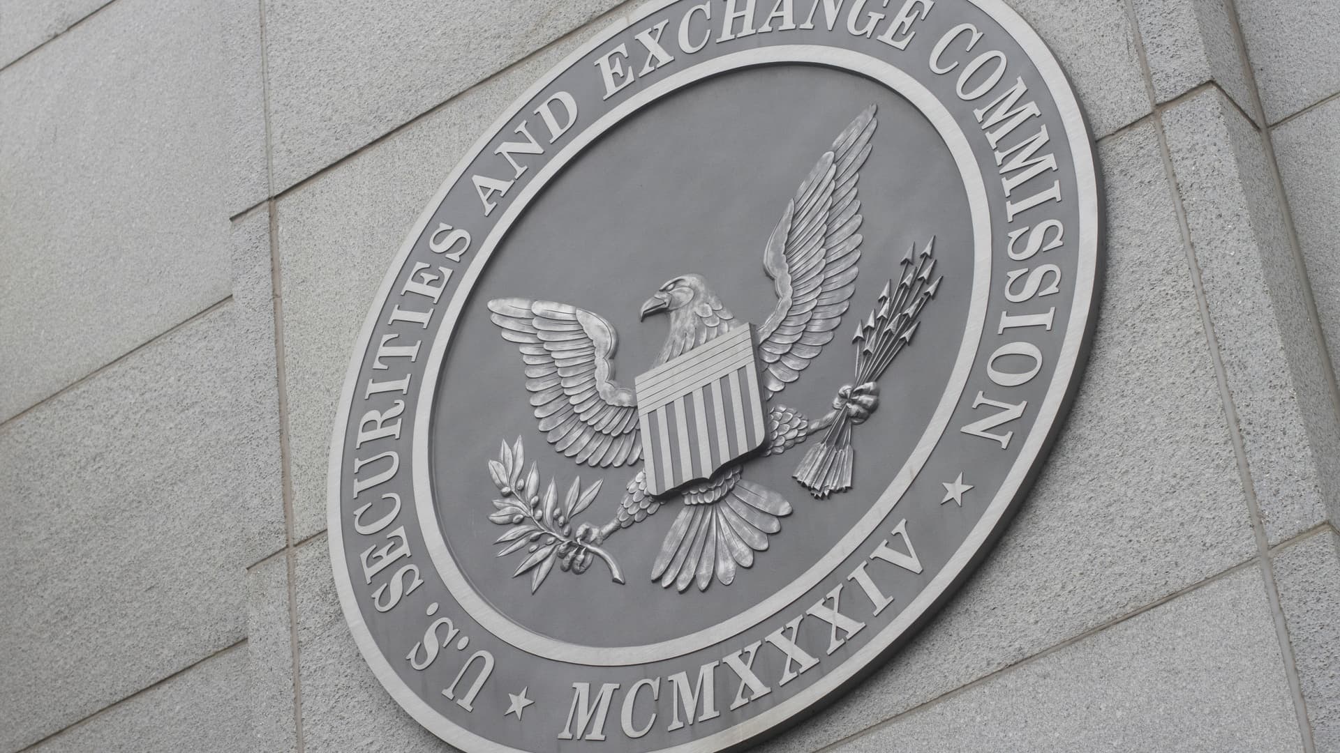 La SEC da Luz Verde a la Negociación de Acciones Tokenizadas a Pesar del Fracaso de la Ley Clarity