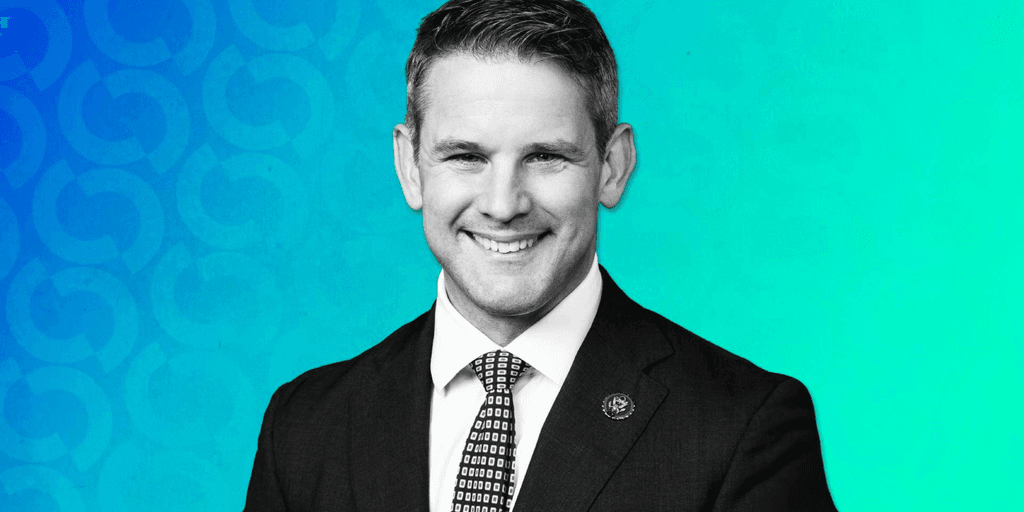 La CFTC investiga a Adam Kinzinger por apostar en Kalshi sobre su propio indulto
