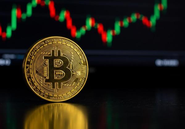 Bitcoin Salta Mientras Trump Mezcla Amenazas y Conversaciones con Irán