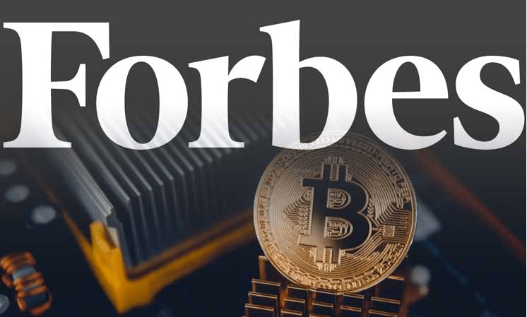 Logo de Forbes sobre una moneda de Bitcoin