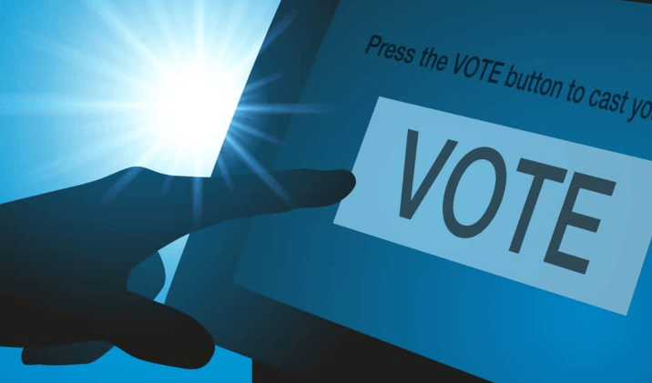 Imagen de un usuario votando digitalmente