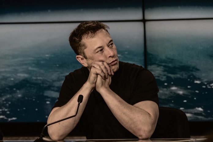 Elon Musk en una conferencia
