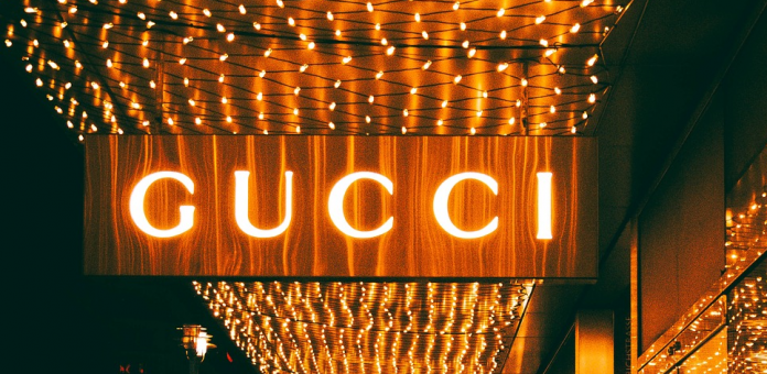 cartel de una tienda Gucci