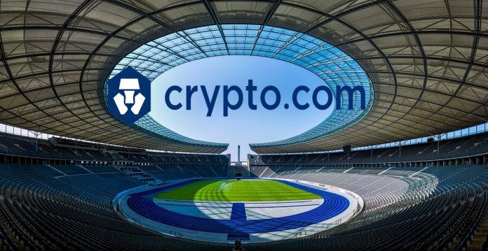 Imagen de un campo de futbol con el logo de Crypto.com